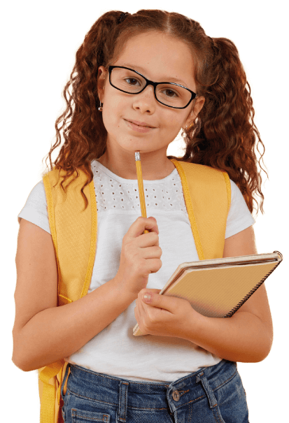 una bambina con occhiali e un libro di scuola in mano